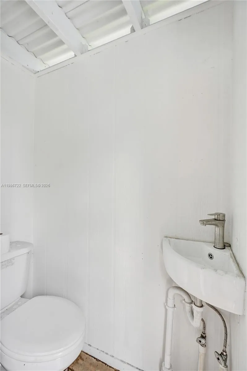 YOUR CABANA SINK AND TOILET RIGHT NEXT TO YOUR POOL!