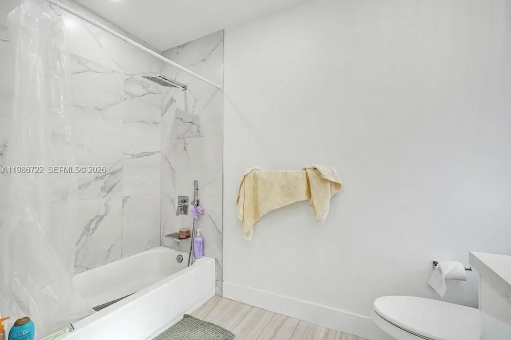 BRIGHT, SPACIOUS WITH BATH TUB AND SHOWER!