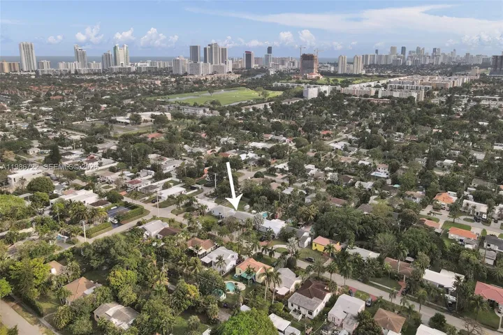 MINUTES FROM HALLANDALE BEACH AND SUNNY ISLES BEACH!