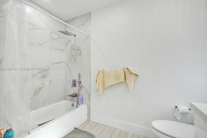 BRIGHT, SPACIOUS WITH BATH TUB AND SHOWER!