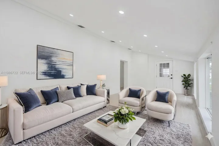 BRIGHT AND SPACIOUS FAMILY ROOM!