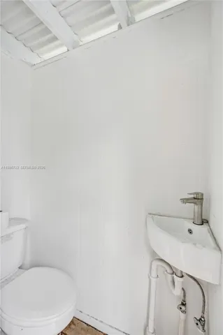 YOUR CABANA SINK AND TOILET RIGHT NEXT TO YOUR POOL!