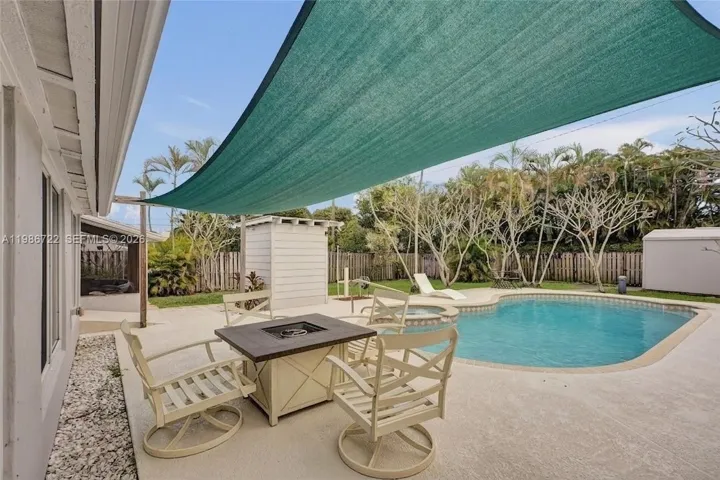 RELAX AND HAVE LUNCH NEXT TO YOUR NEW POOL!