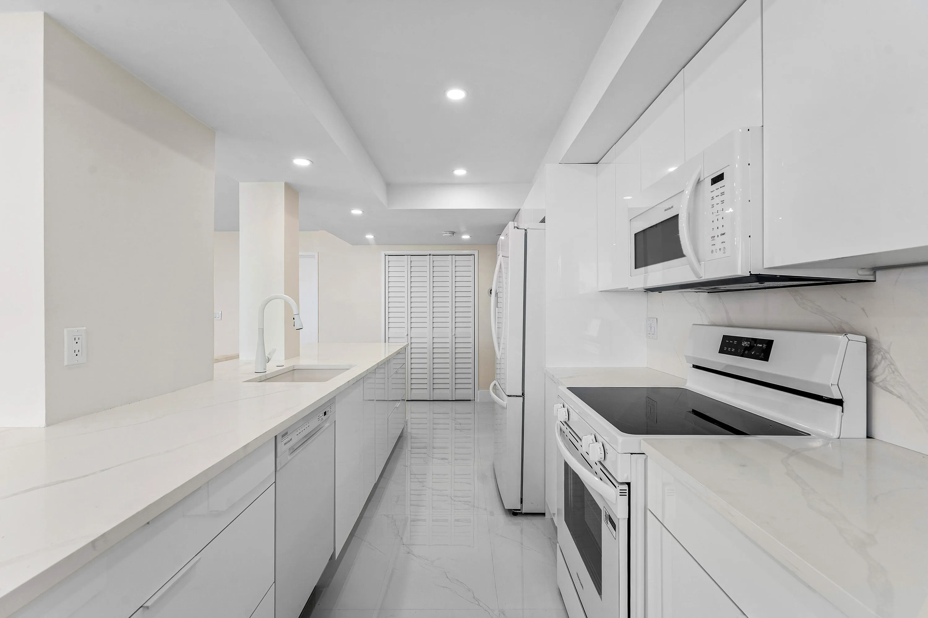010-5460NorthOceanDrive-5B-SingerIsland-