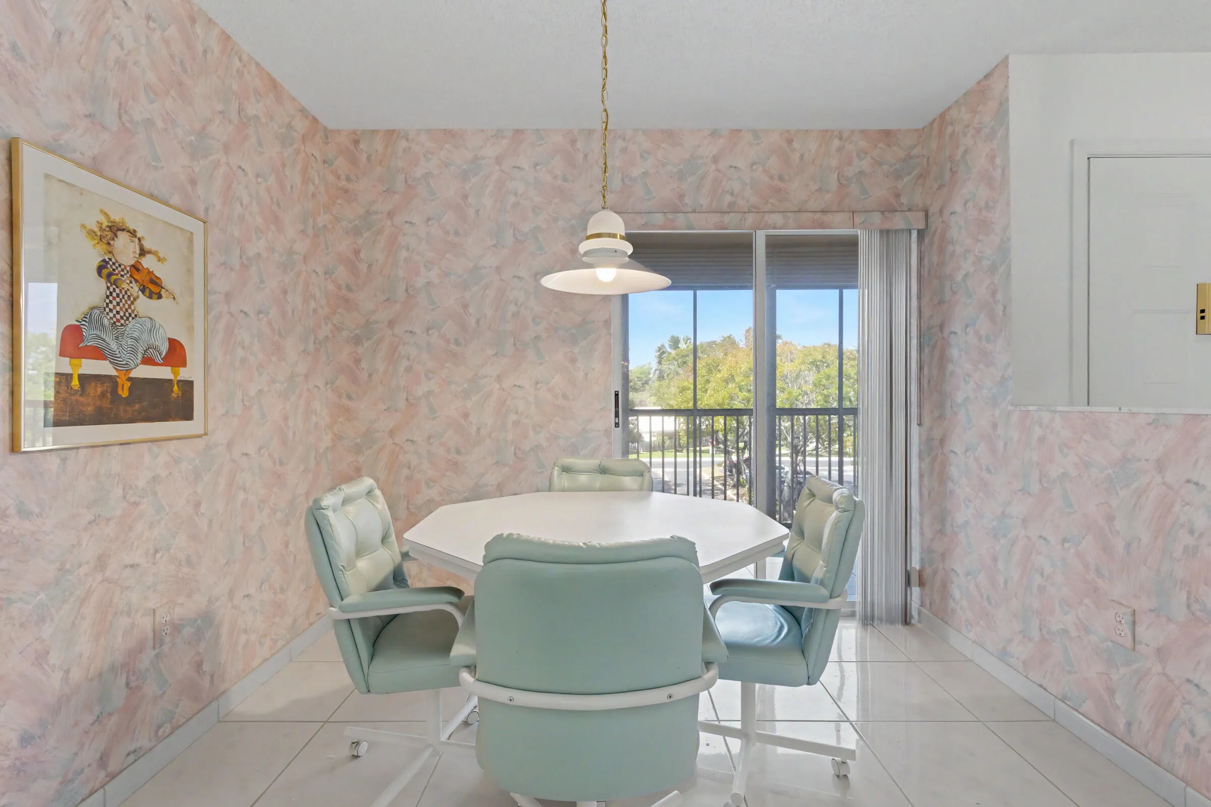 breakfast room