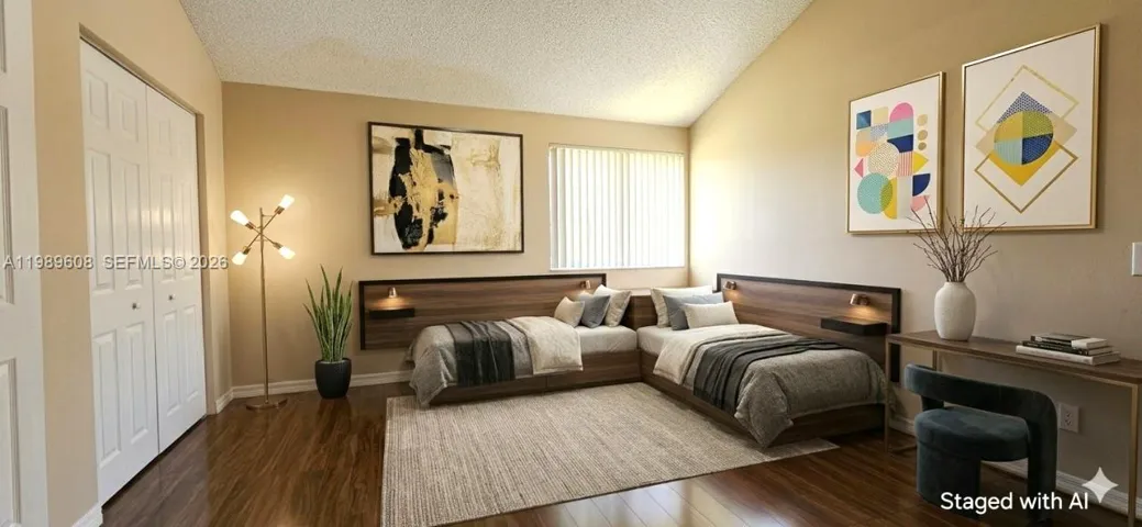 Large 2nd bedroom.