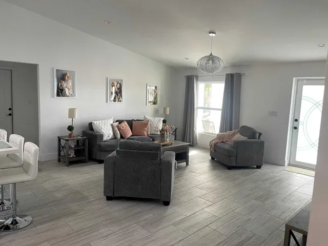 Livingroom Pic2