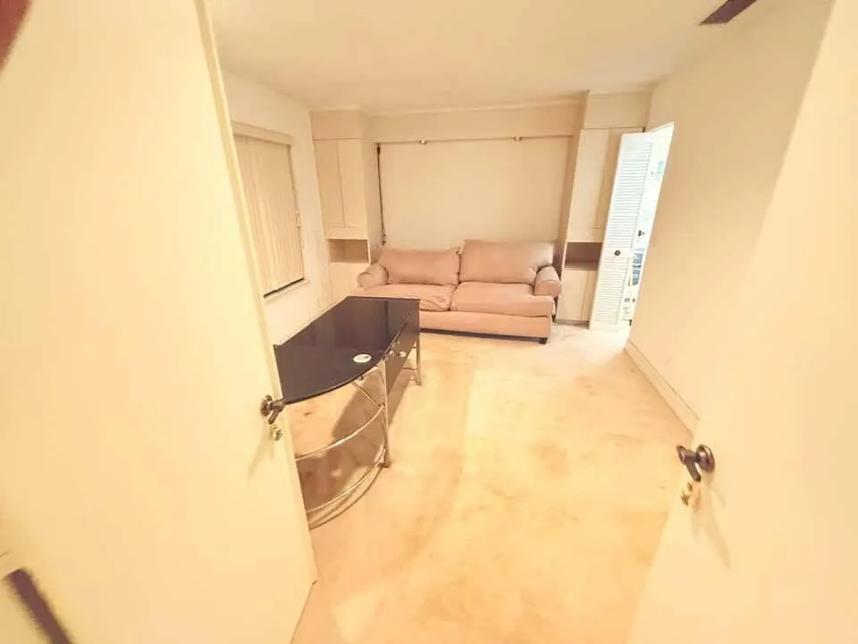 Office or guest bedroom w/walk in closet