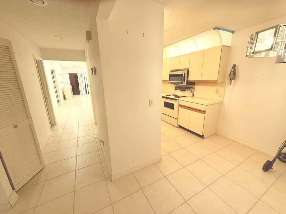 Entrance w/kitchen & Dine-in Kitchen