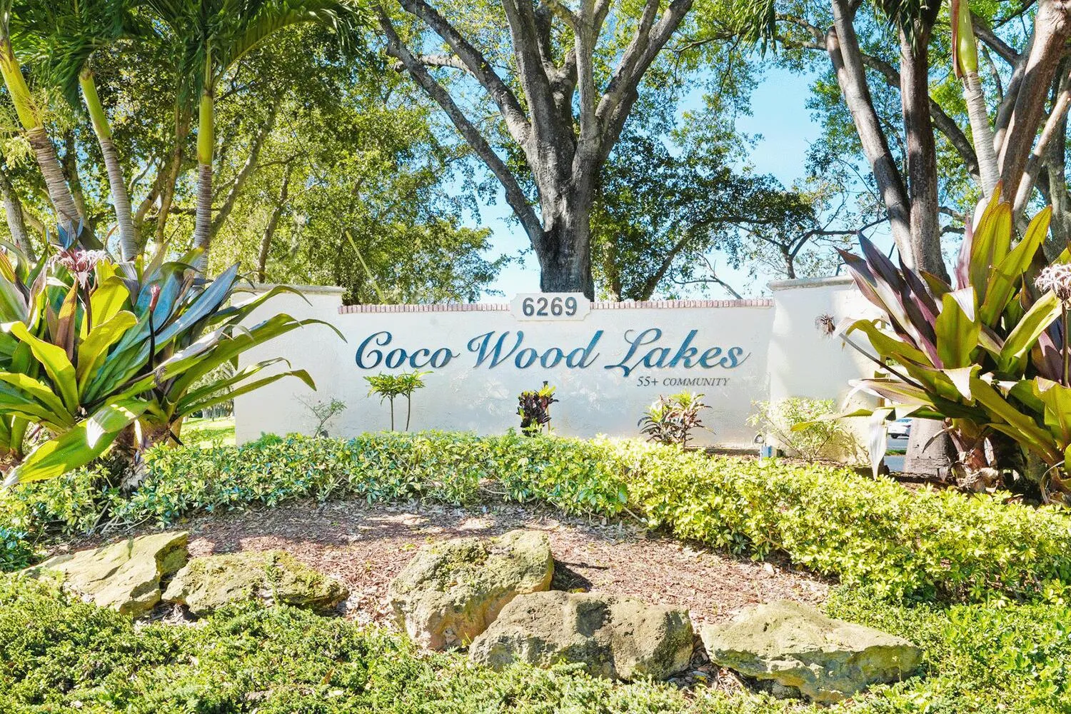 Coco Wood Lakes Sign