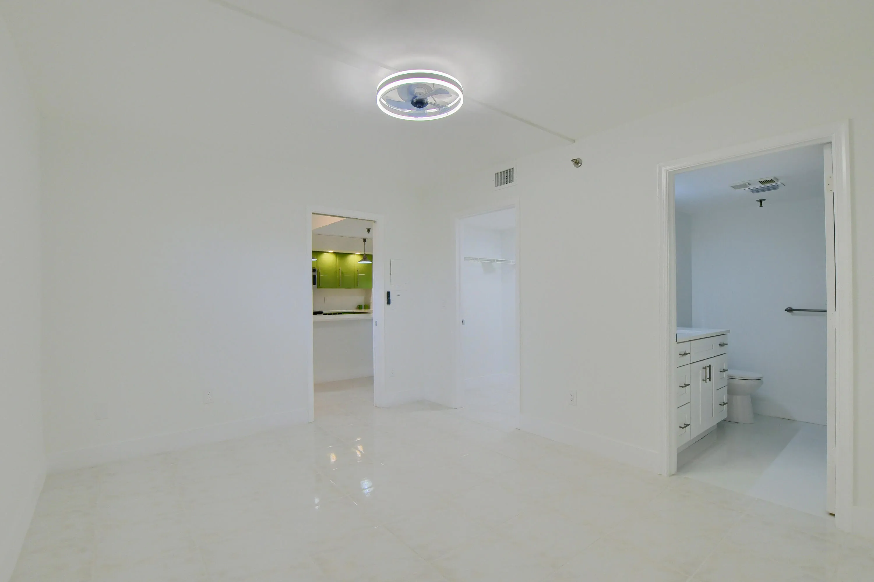 2ND BEDROOM W EN SUITE BATHROOM & WALK IN CLOSET!