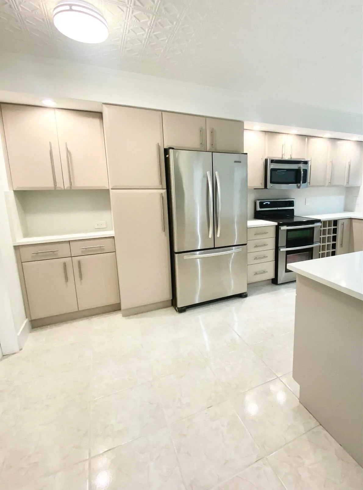 EAT IN BREAKFAST AREA AND LARGE PANTRY W PULL OUT SHEVING