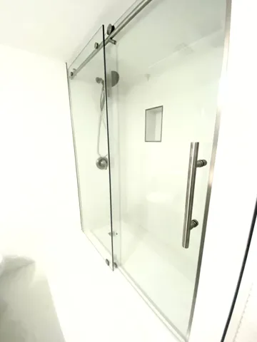 2ND BATHROOM WALK IN SHOWER!