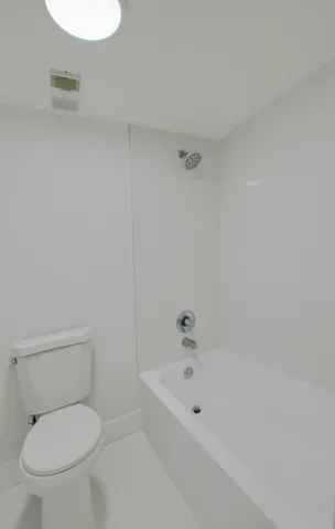 PRIMARY SUITE W SEPERATE TUB AREA!