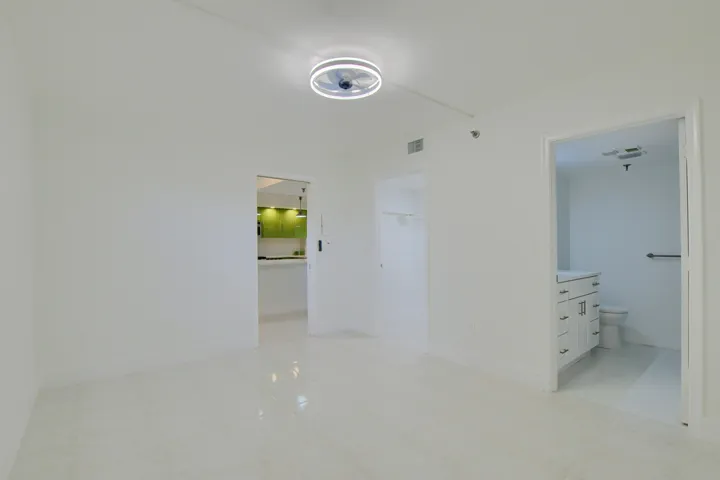 2ND BEDROOM W EN SUITE BATHROOM & WALK IN CLOSET!