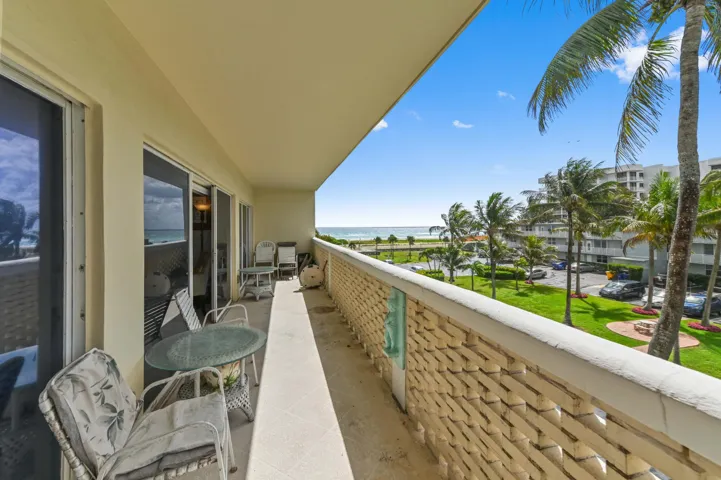22 Balcony 01