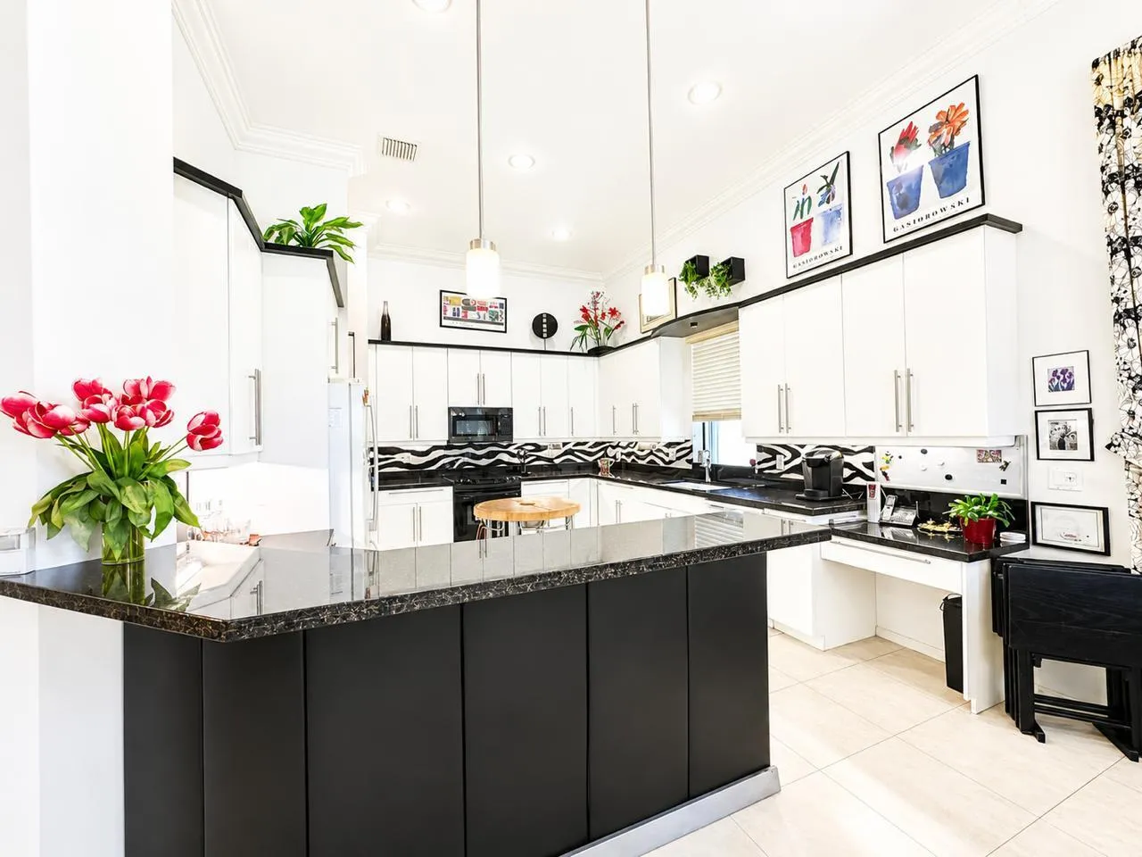 Breakfast Bar/Kitchen