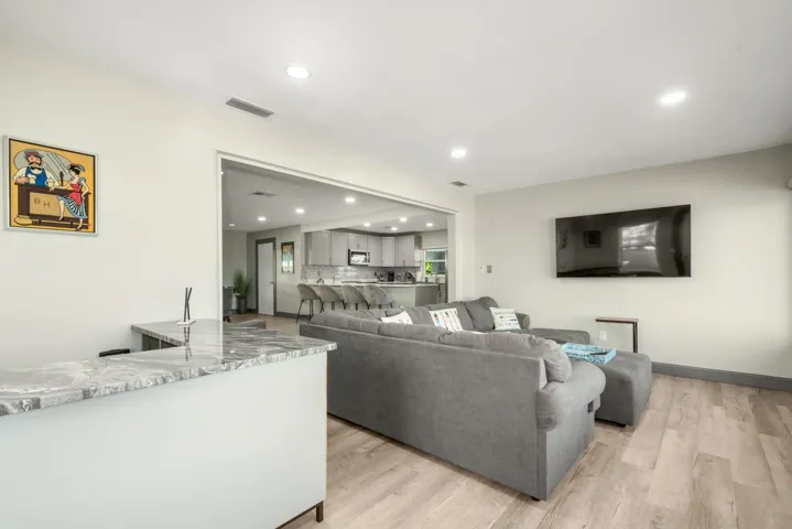 interior - lanai 3