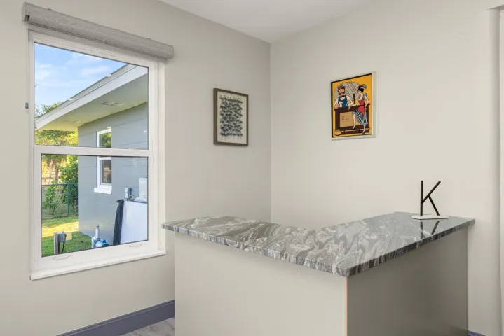 interior - lanai 5