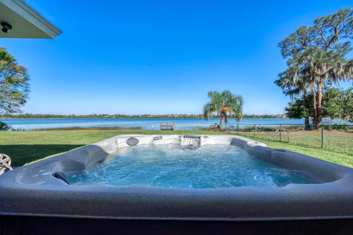 exterior - jacuzzi 3
