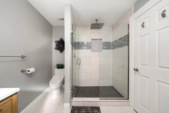 interior - master bathroom 3