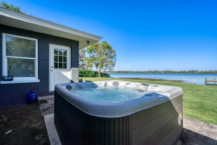 exterior - jacuzzi 1