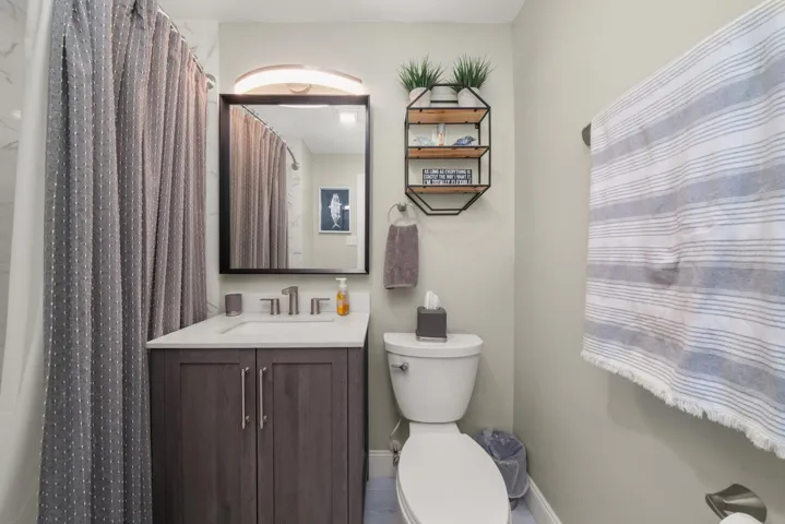 interior - second bathroom 2