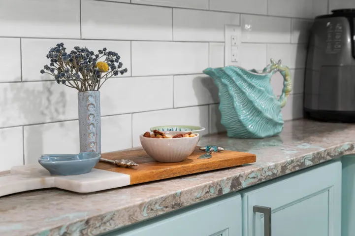 This stunning quartz perfectly matches the cabinets.