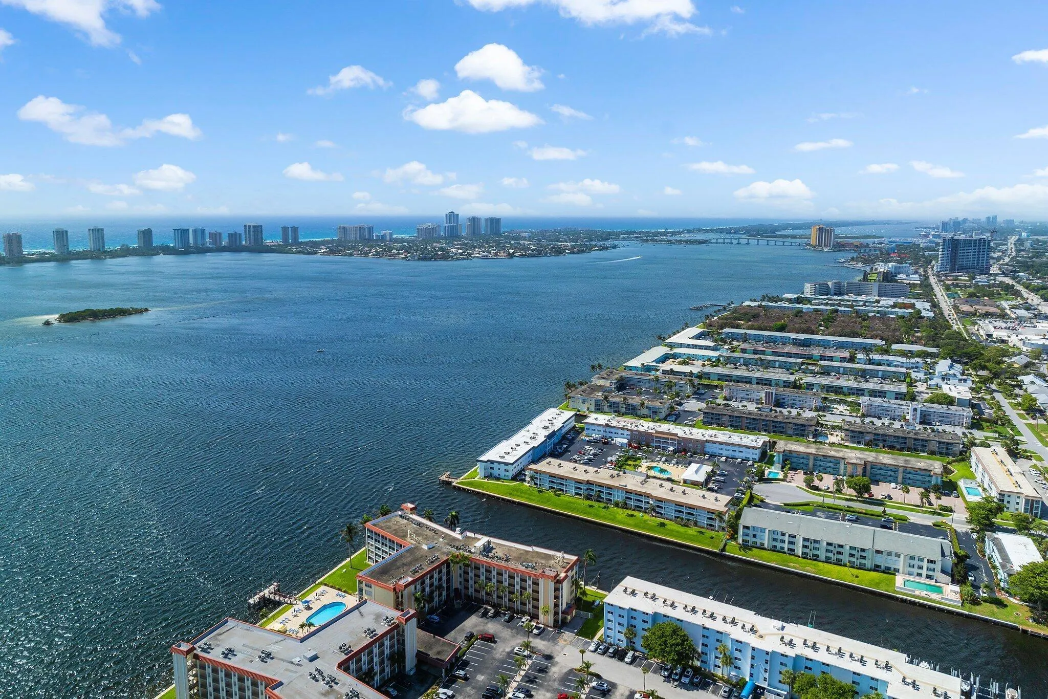 044-100ShoreCt-105-NorthPalmBeach-SMALL