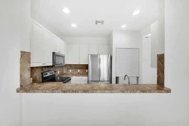 2581 Riverside Dr-7