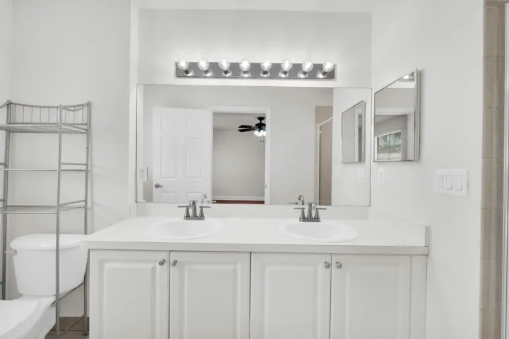 2581 Riverside Dr-21