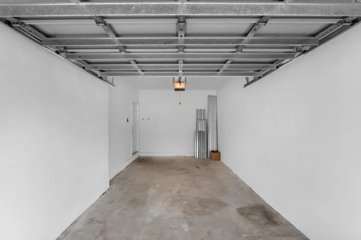2581 Riverside Dr-23
