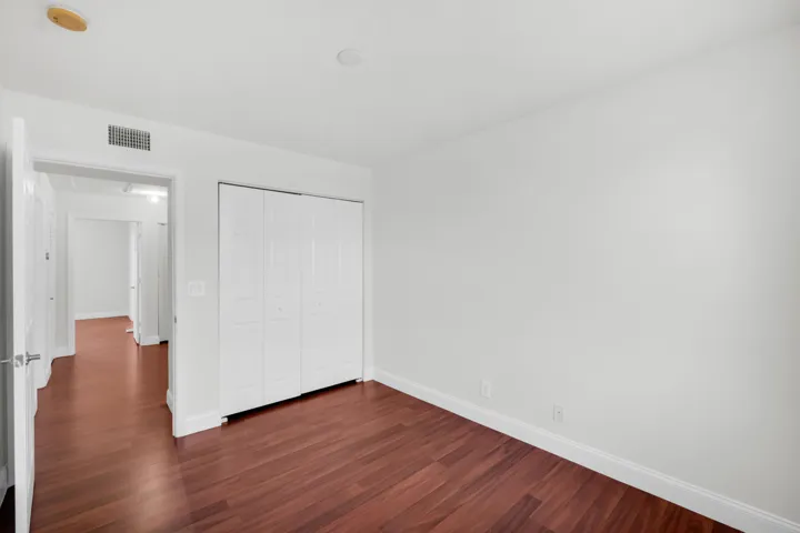 2581 Riverside Dr-14