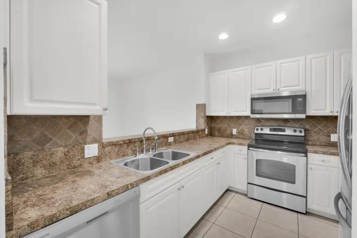 2581 Riverside Dr-4