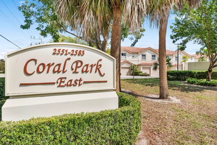 2581 Riverside Dr-28