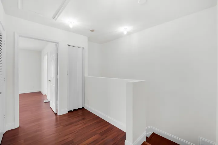 2581 Riverside Dr-12