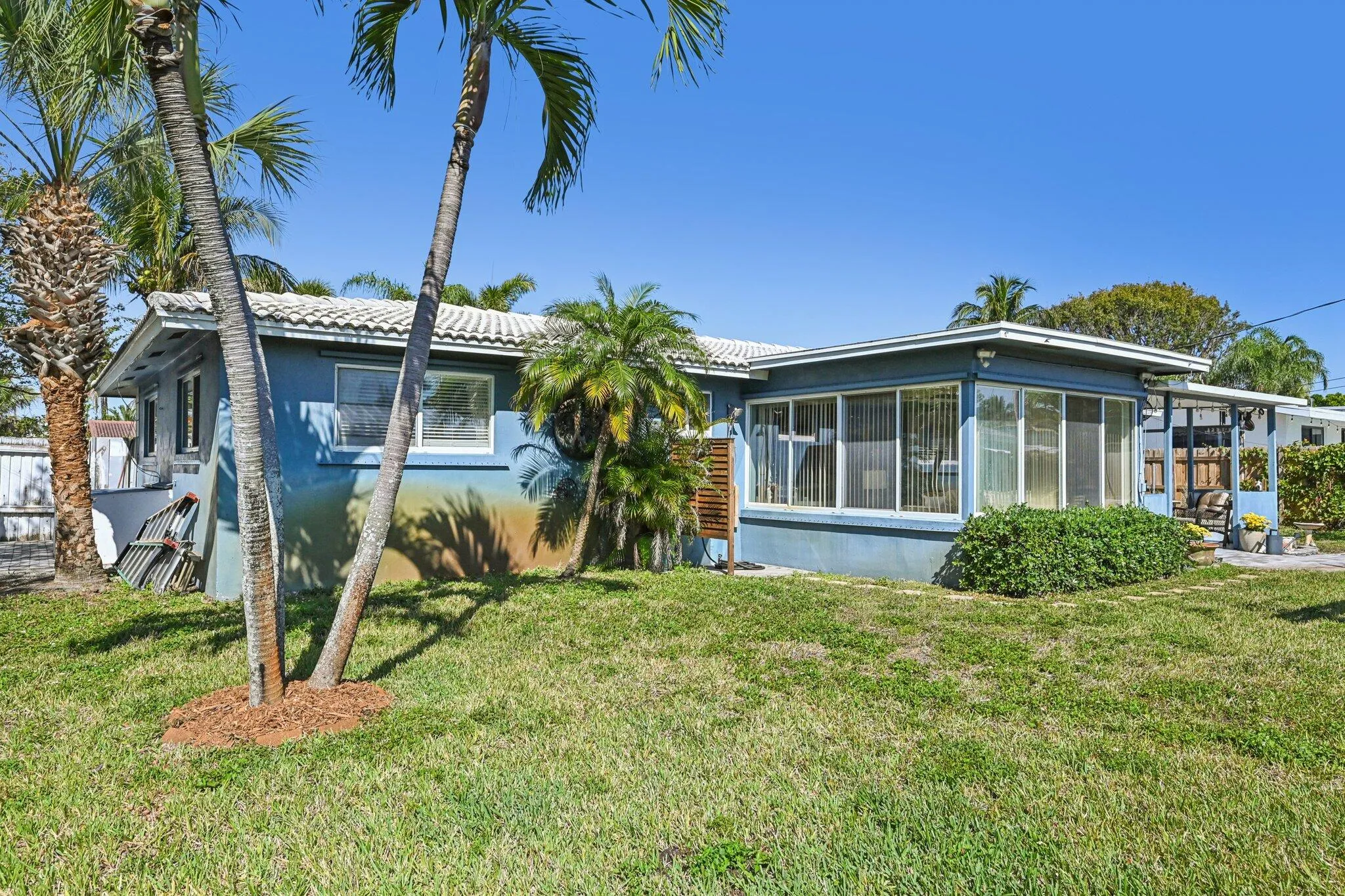 Large yard with room for a pool and boat and trailer