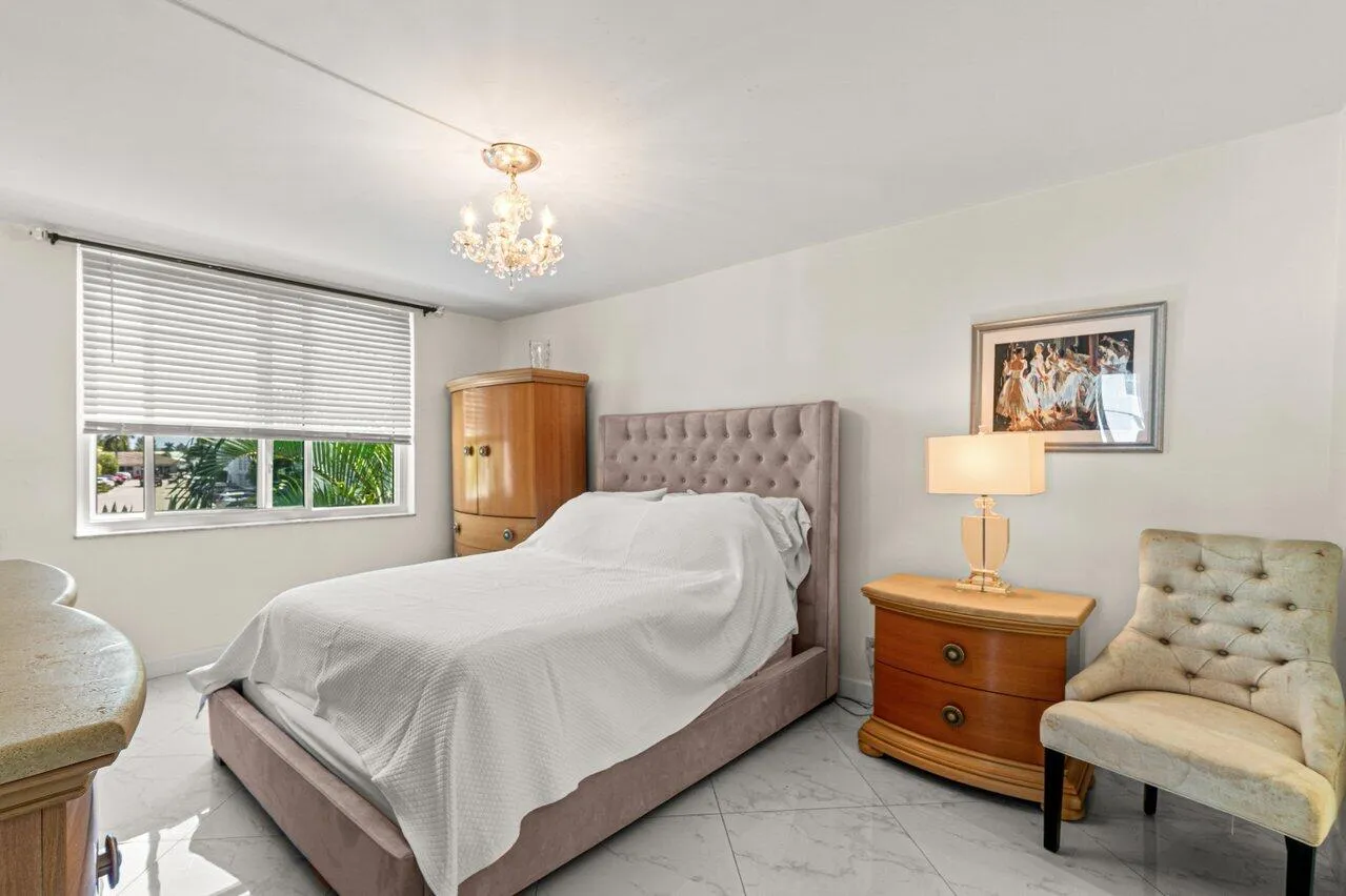 13_Primary_bedroom