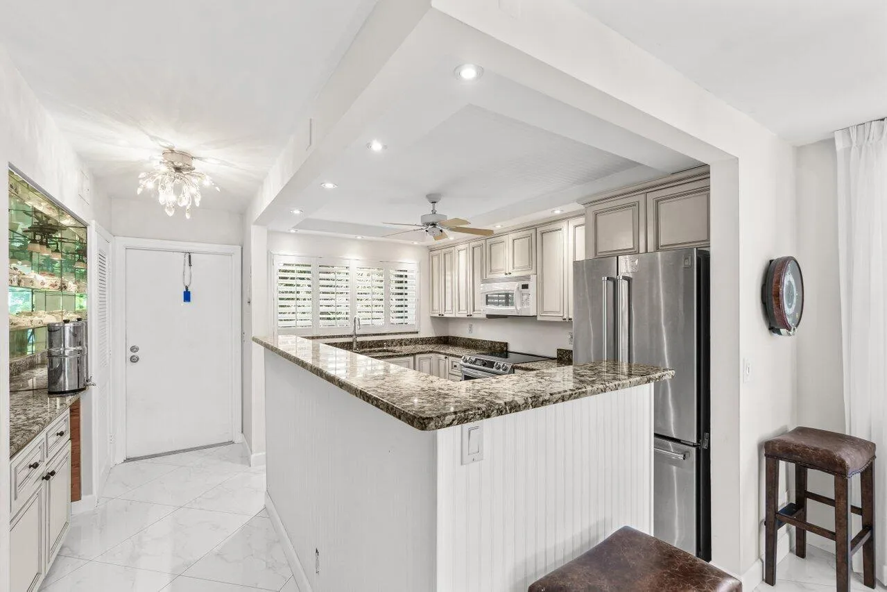 7_Chef's_kitchen_with_lots_of_counter_sp