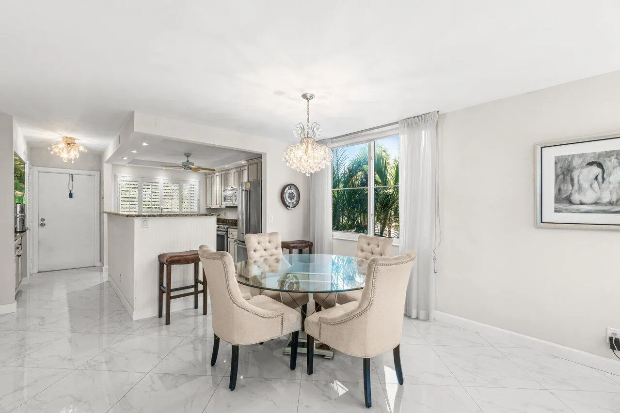 2_Easy_access_dining_area_into_kitchen