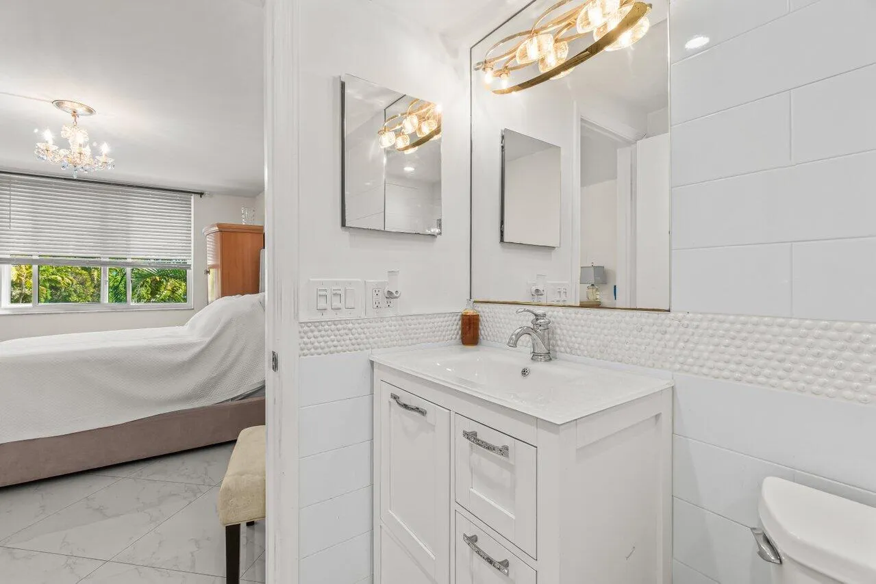 16_En_suite_primary_bathroom
