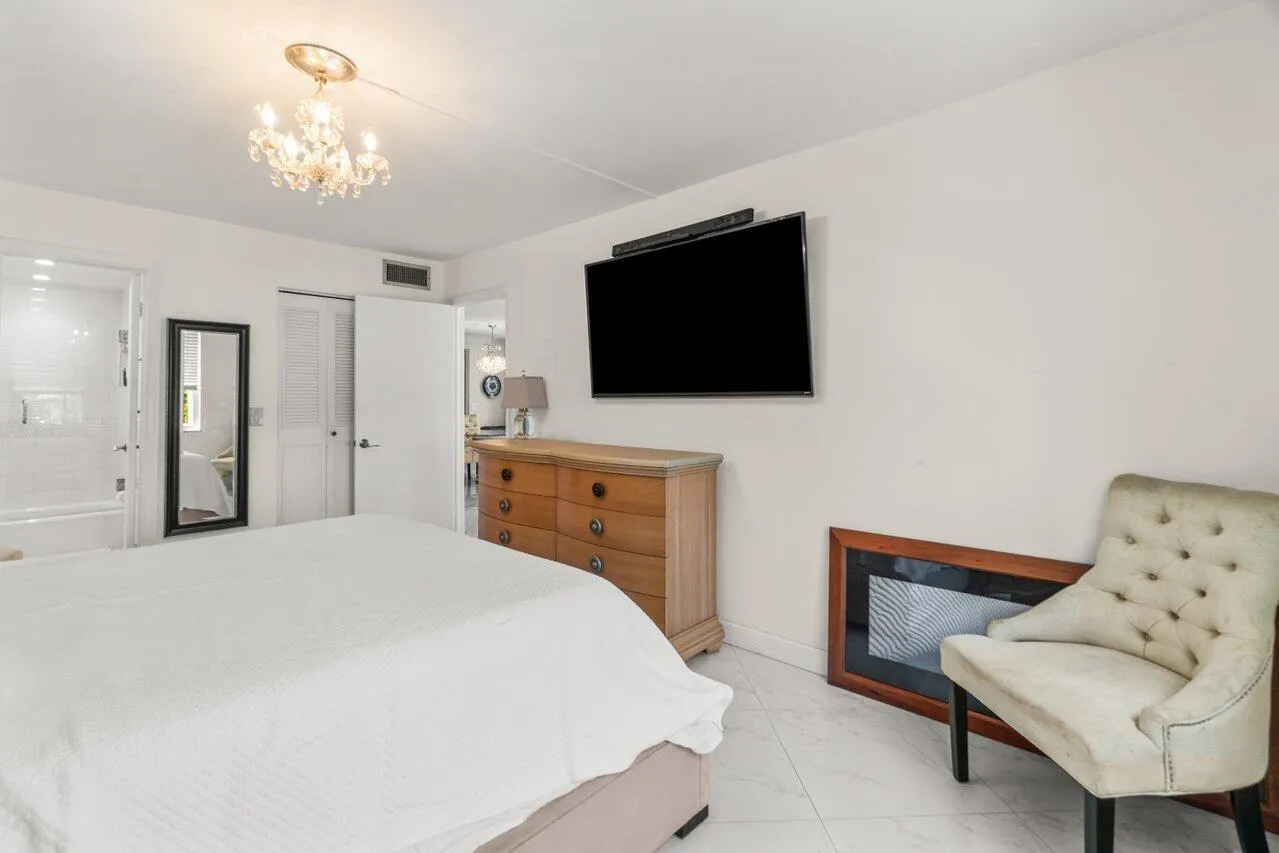 14_Primary_bedroom_with_en_suite_bathroo