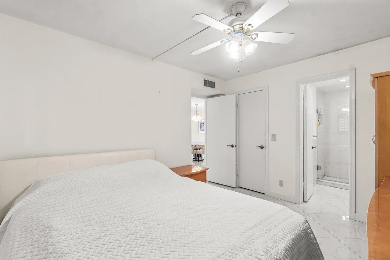 18_Second_bedroom_has_en_suite_bathroom_