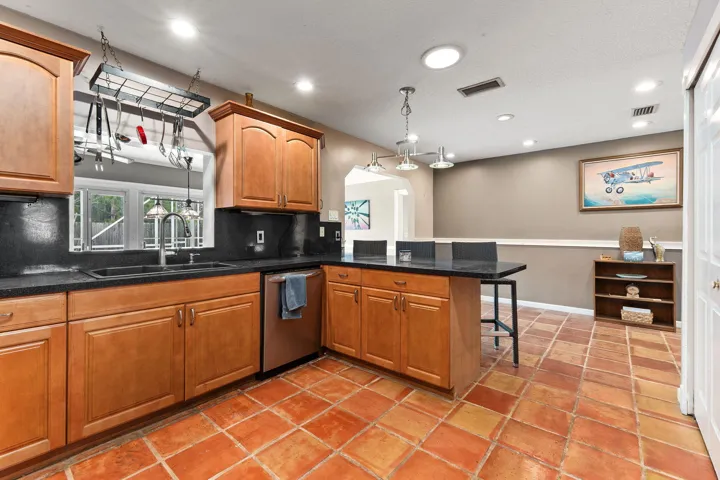 Kitchen with Passthtough