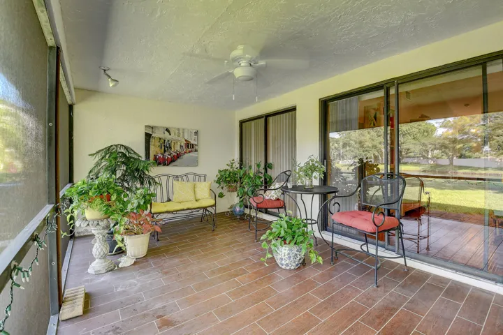 Large screened Patio - Relax, enjoy morning coffee or evening drink