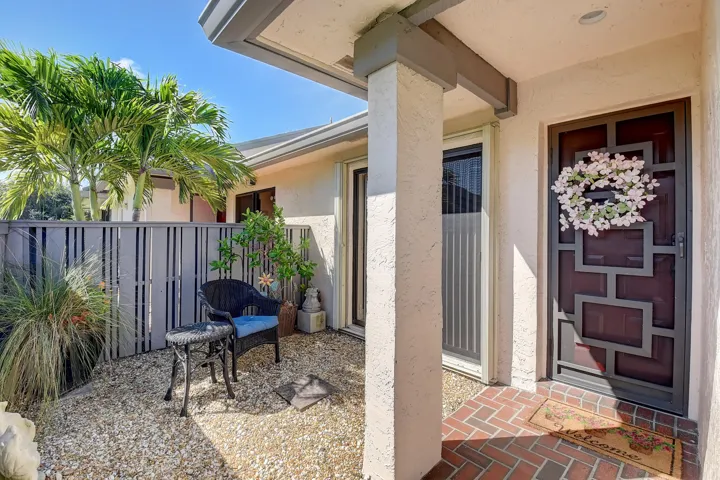 Front yard with Grill and direct access to Kitchen