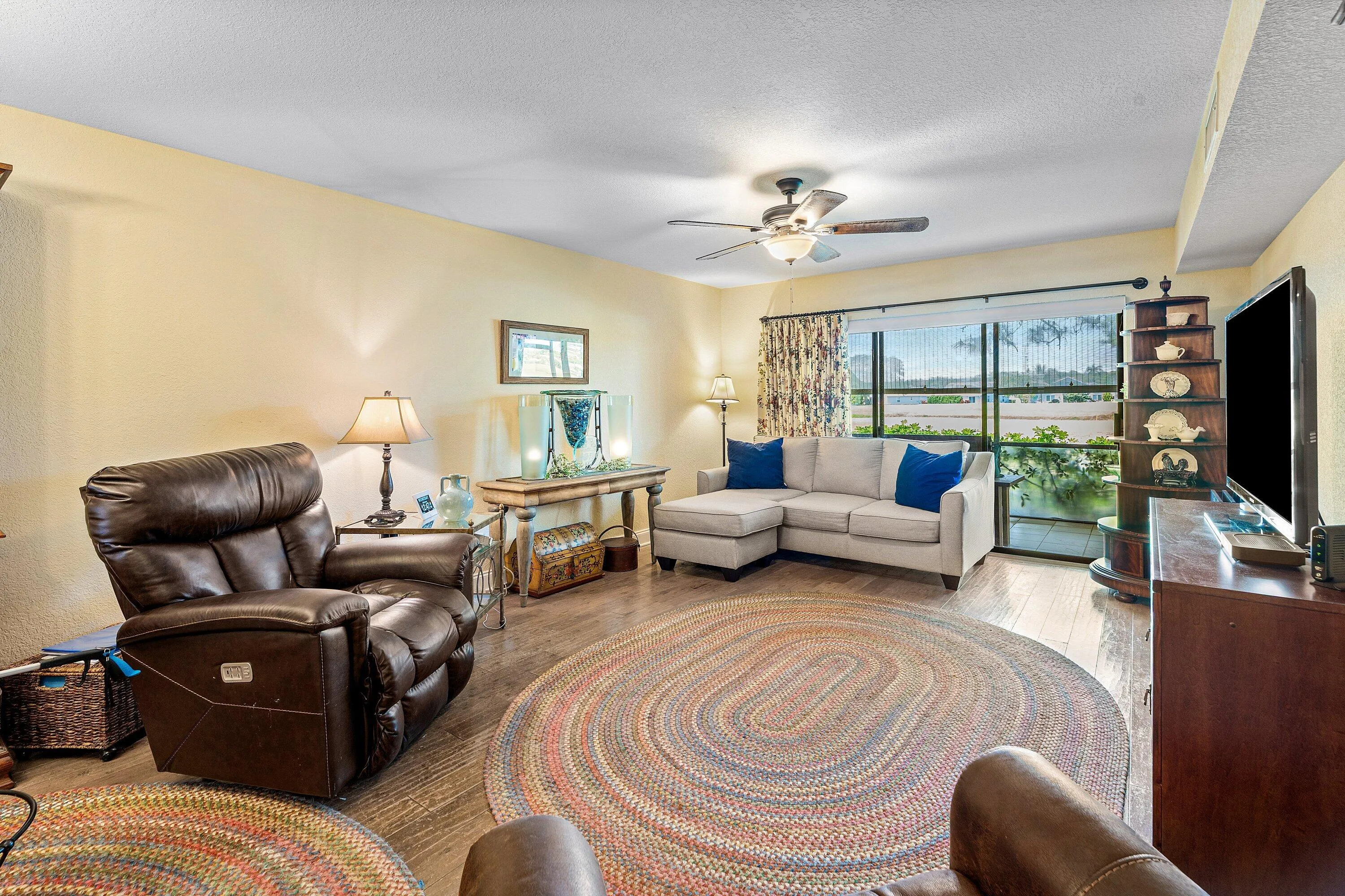 Very Large Living & Dining Rooms!