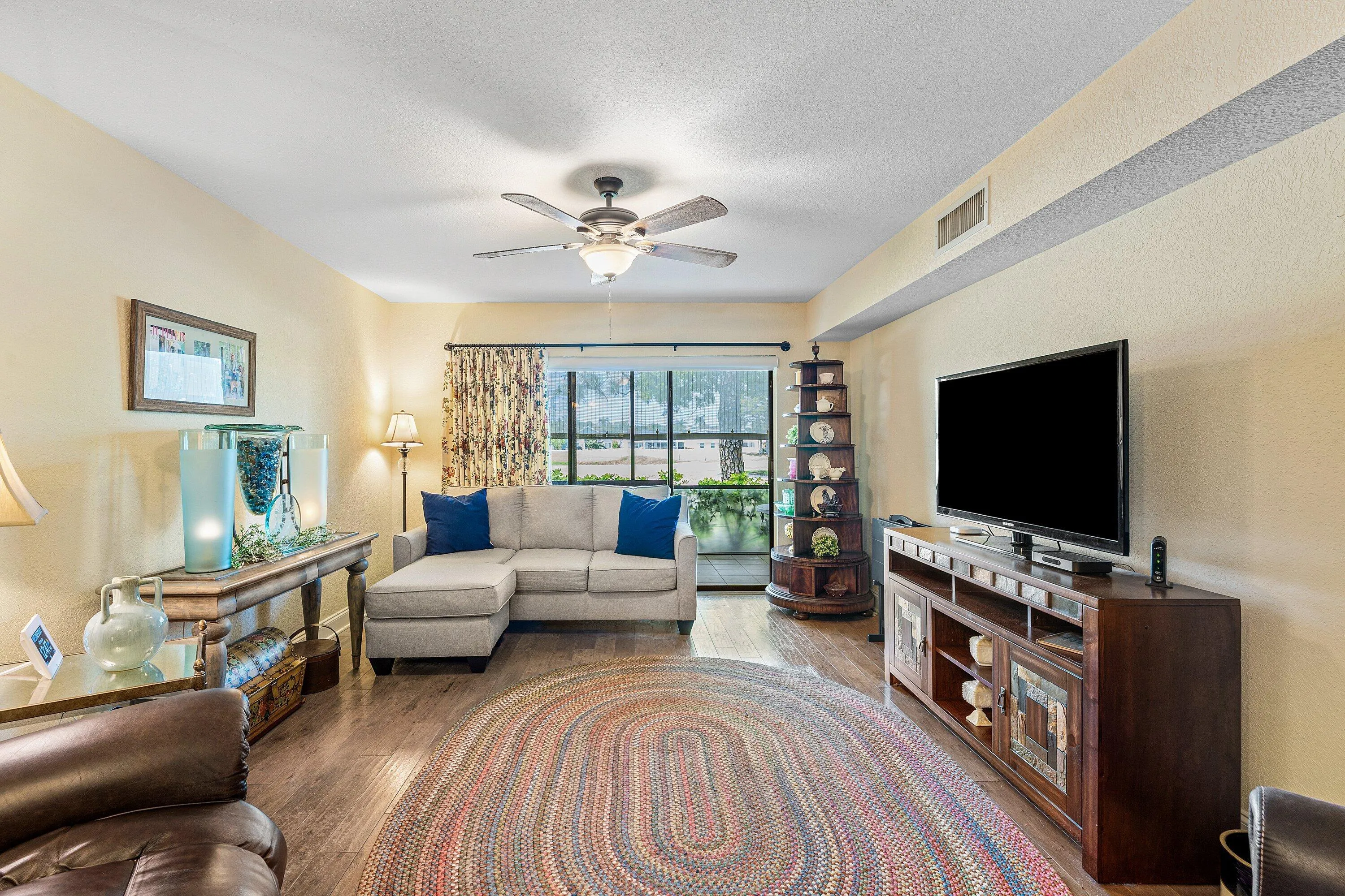 Very Large Living & Dining Rooms!