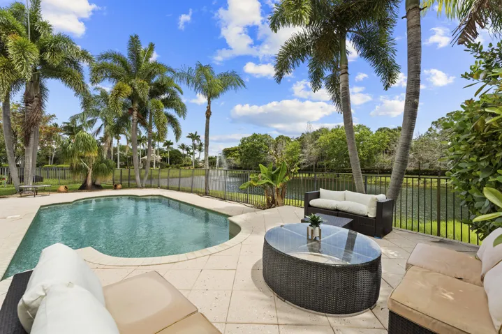 RELAXING POOL AND LAKEFRONT!