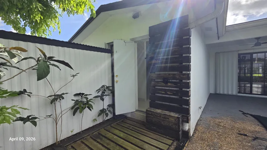 OUTDOOR SHOWER & CABANA BATH